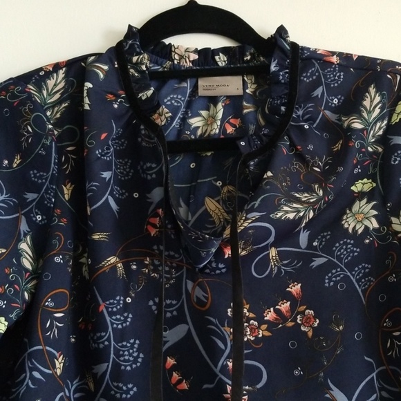 Blouse - Picture 2 of 3